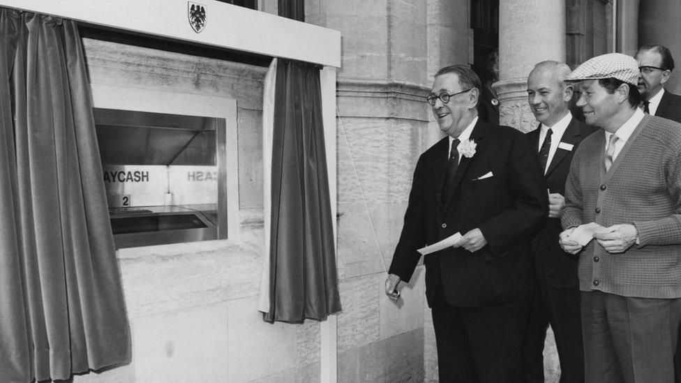 Photo d'archive : inauguration d'un des premiers distributeurs automatiques de billets
